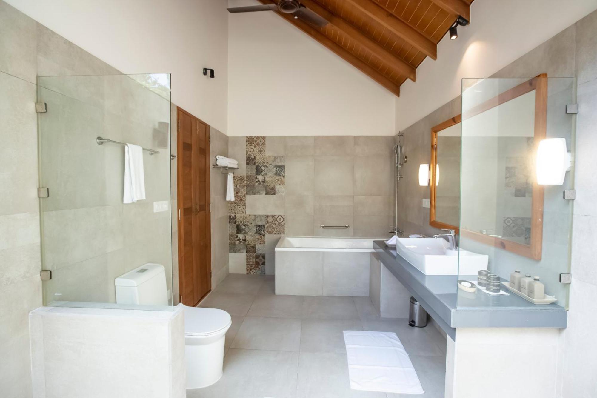 Villa Deluxe con Piscina sulla Spiaggia e Colazione Galleggiante